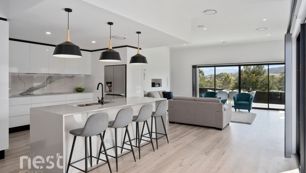 What qualifications are needed to become a property manager?